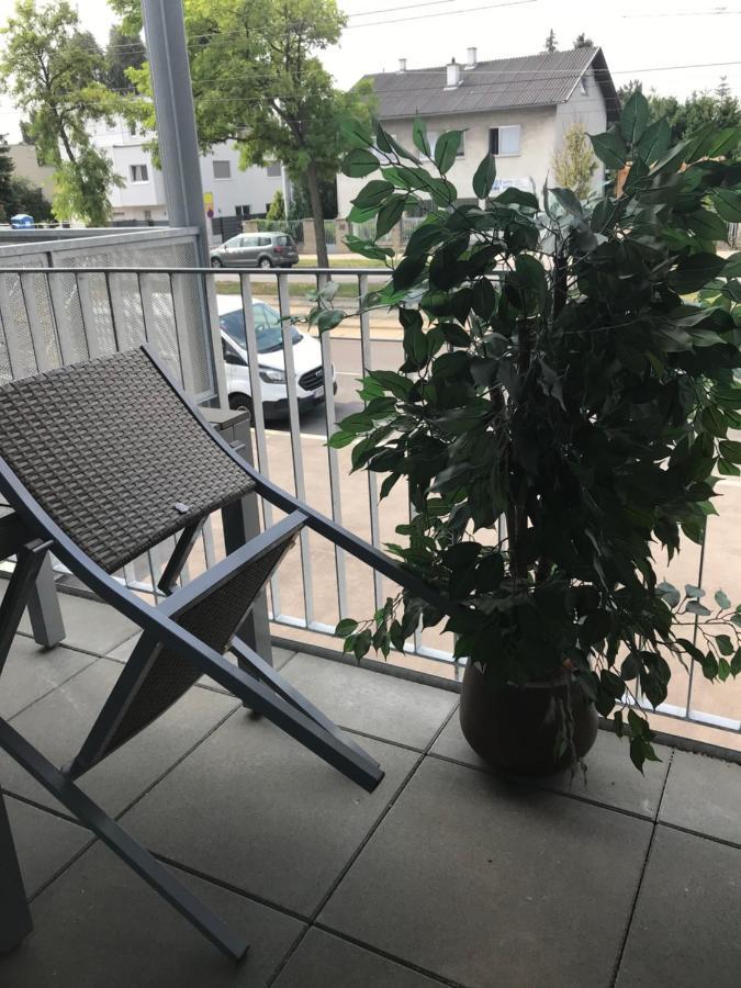 Red Flower Apartment With Pool - 5 Min To Lake Вена Экстерьер фото