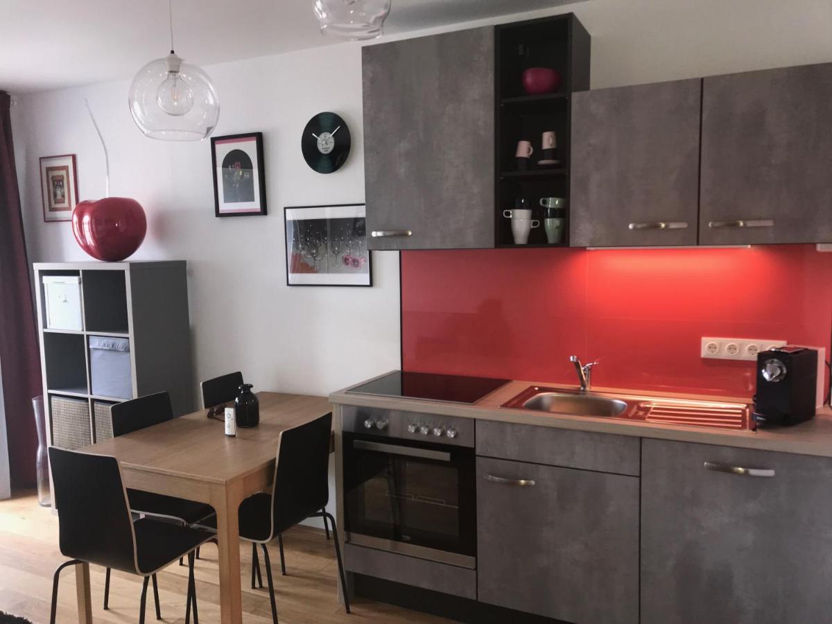 Red Flower Apartment With Pool - 5 Min To Lake Вена Экстерьер фото