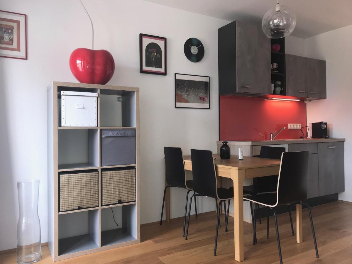 Red Flower Apartment With Pool - 5 Min To Lake Вена Экстерьер фото